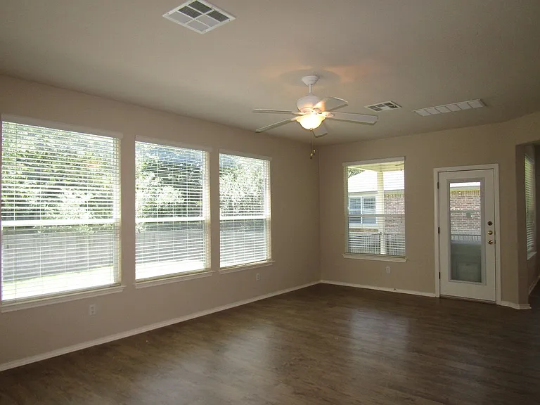 593 Cullen Blvd — Photo 7