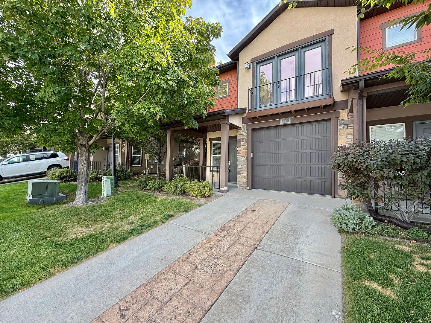 2 Bed Townhome with Garage, Driveway & In-Unit Laundry — Photo 1