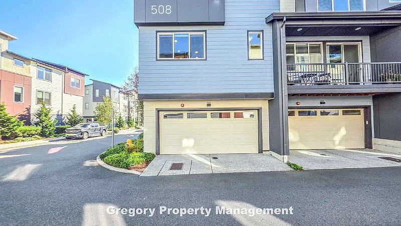 4 bed, 3.5 bath, 2200 sqft, $3,800 — Photo 2