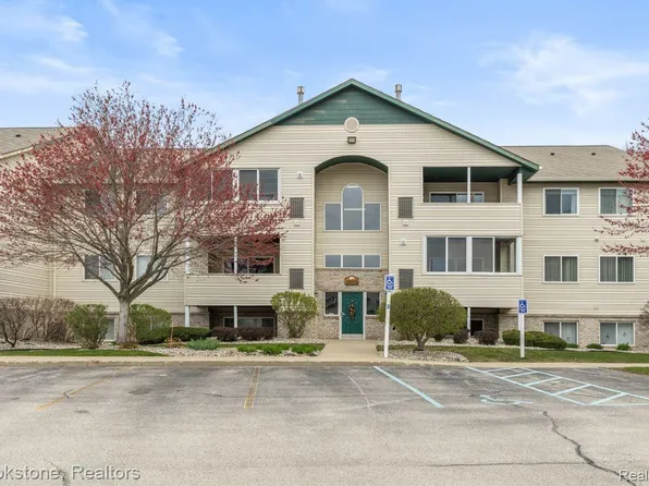 5807 Crosswinds Dr Unit 24, Norton Shores, MI 49444