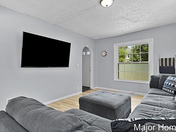 5th image of 805 Lincoln Ave NW