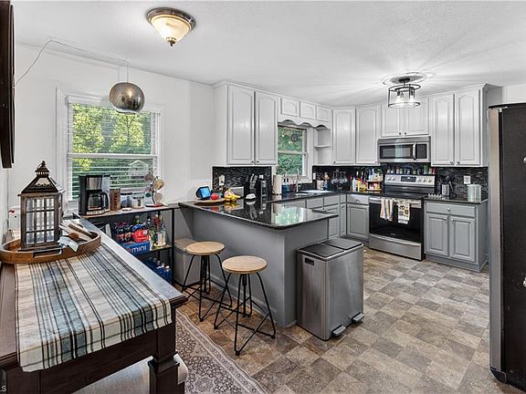 5th image of 166 Town Ln