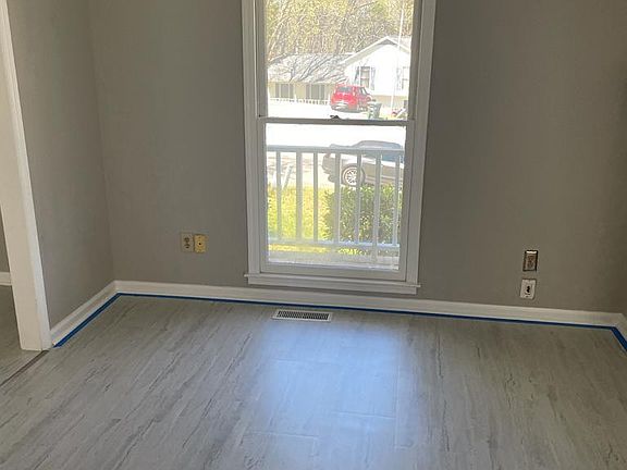 4th image of 704 Captiva Ct SE