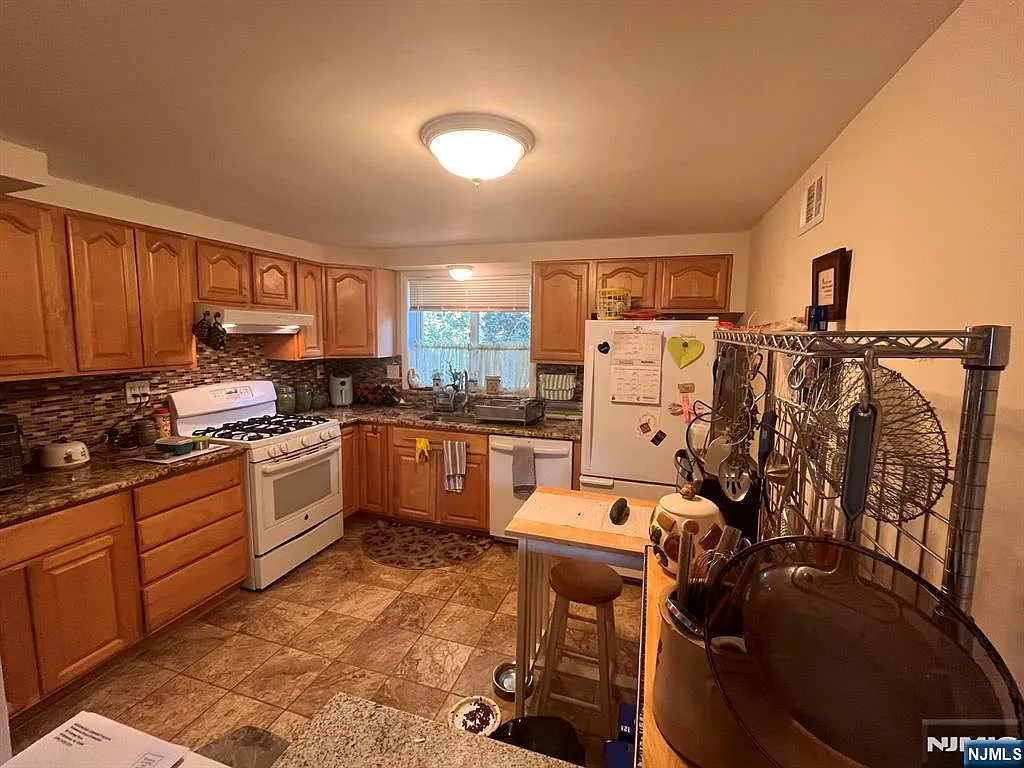 2 bed, 1.0 bath, $3,500 — Photo 3