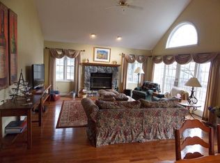 148 Winding Wall Dr, Hawley, PA 18428