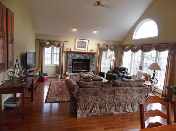 148 Winding Wall Dr, Hawley, PA 18428