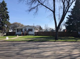918 N 5th St, Grand Forks, ND 58203
