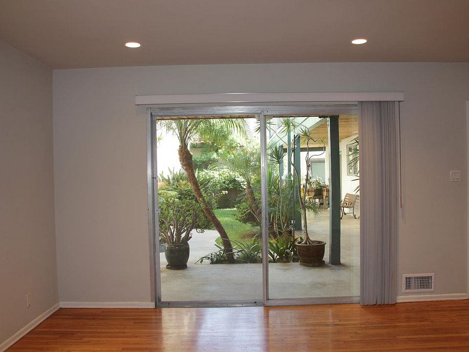 1st image of 1109 20th St APT 1