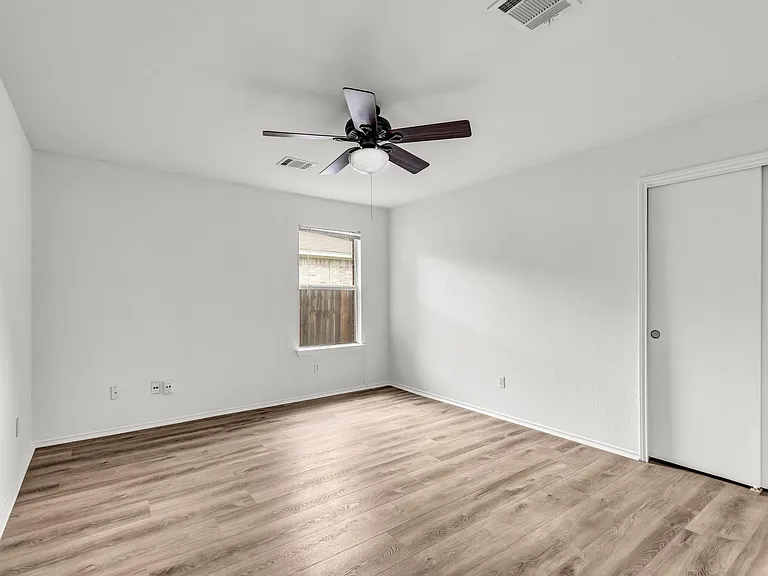 609 Golden Gate Dr — Photo 11