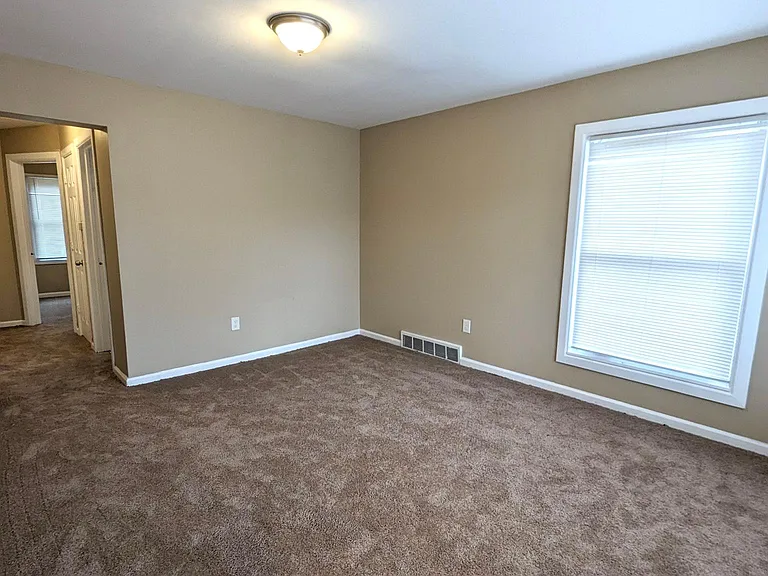 18489 Westmoreland Rd — Photo 11