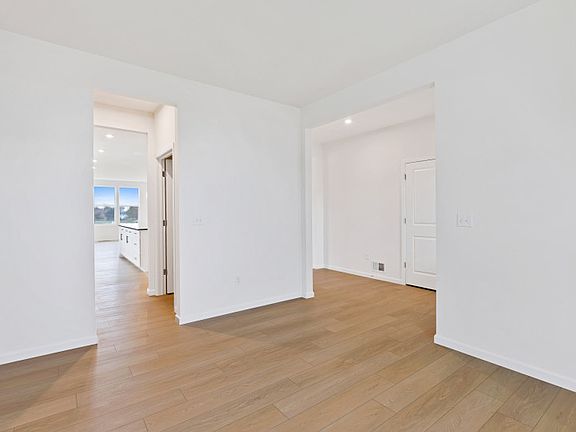 Flex Room, Adjacent to Foyer and Butler s Pantry
