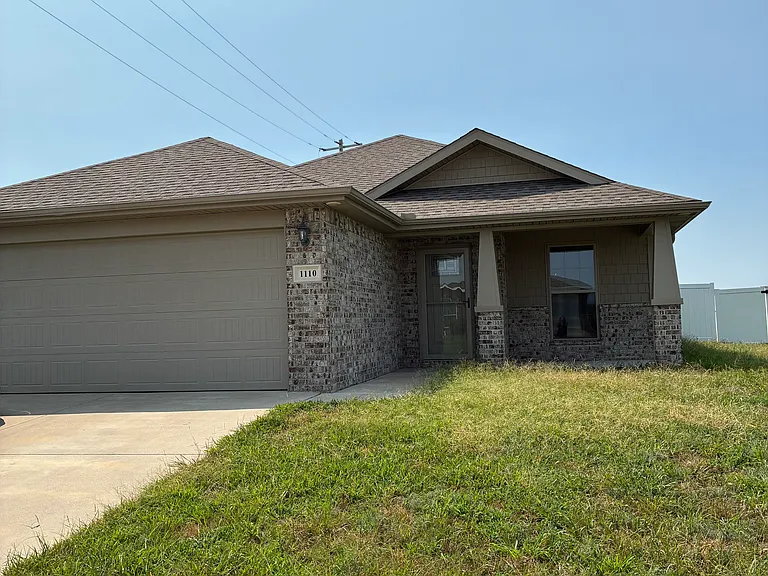 1110 Matthew Cir — Photo 1