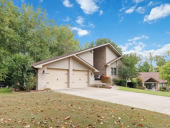 3rd image of 146 Lake Walk Dr