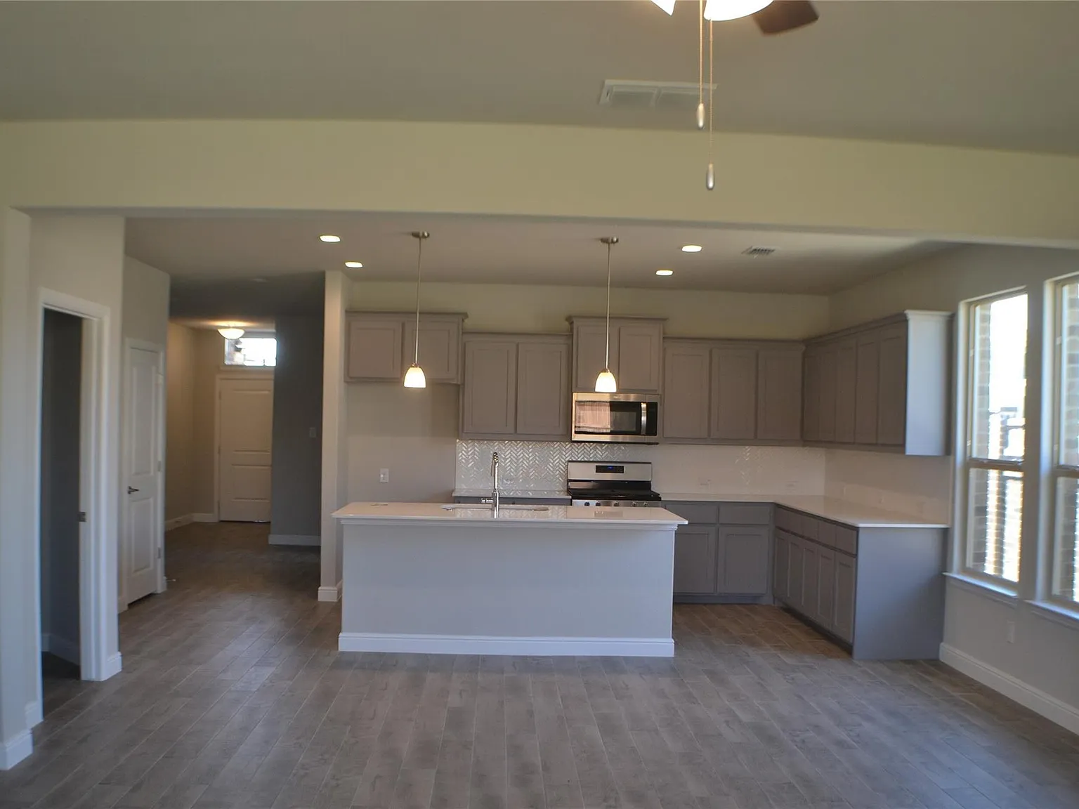 4 bed, 2189 sqft, $2,550 — Photo 3