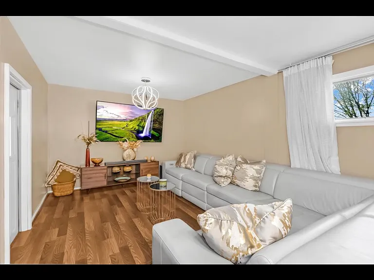 1155 James Ave — Photo 3