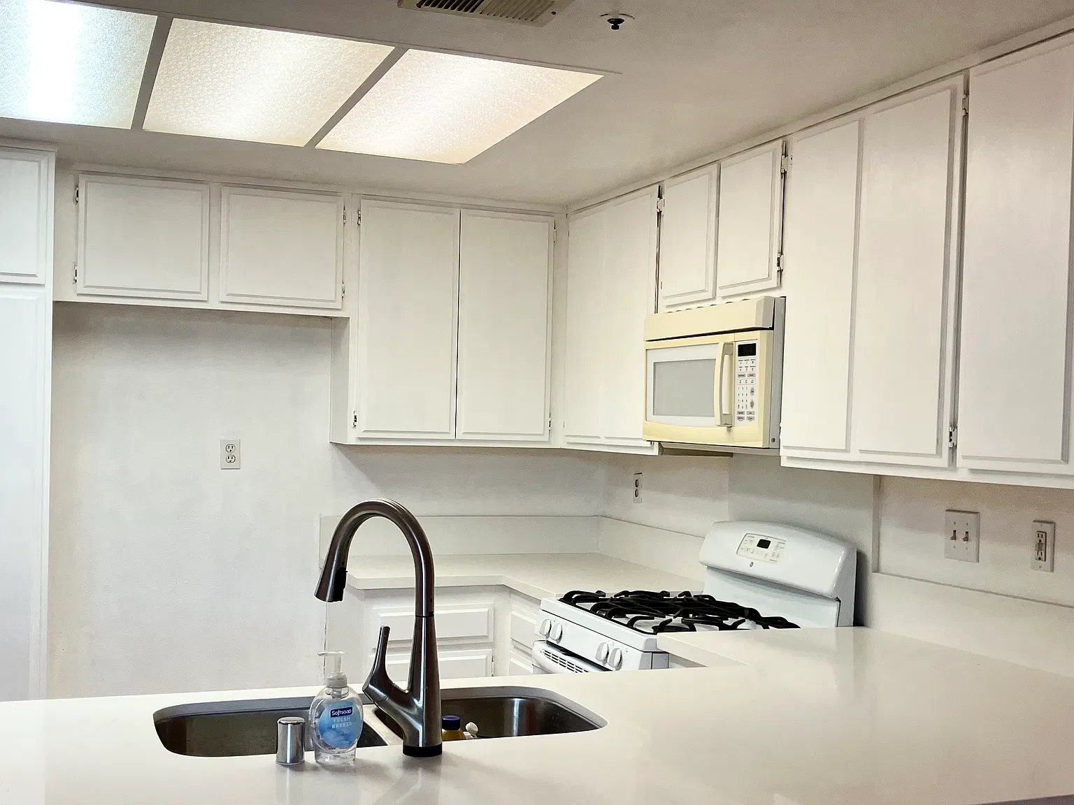 3 bed, 2.5 bath, 1455 sqft, $3,100 — Photo 2