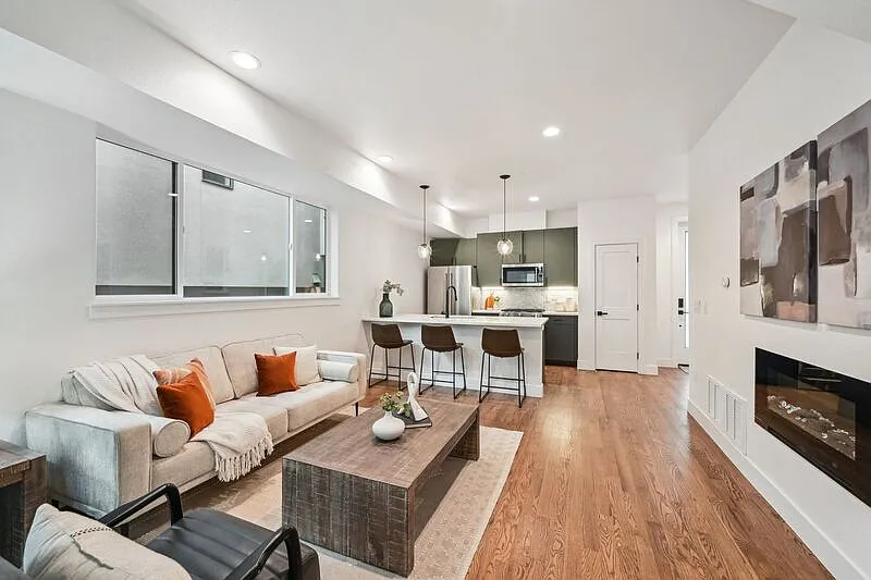 3 bed, 3.5 bath, 1650 sqft, $3,745 — Photo 3