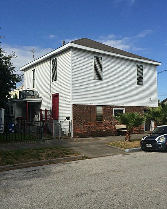 1st image of 902 Sealy St