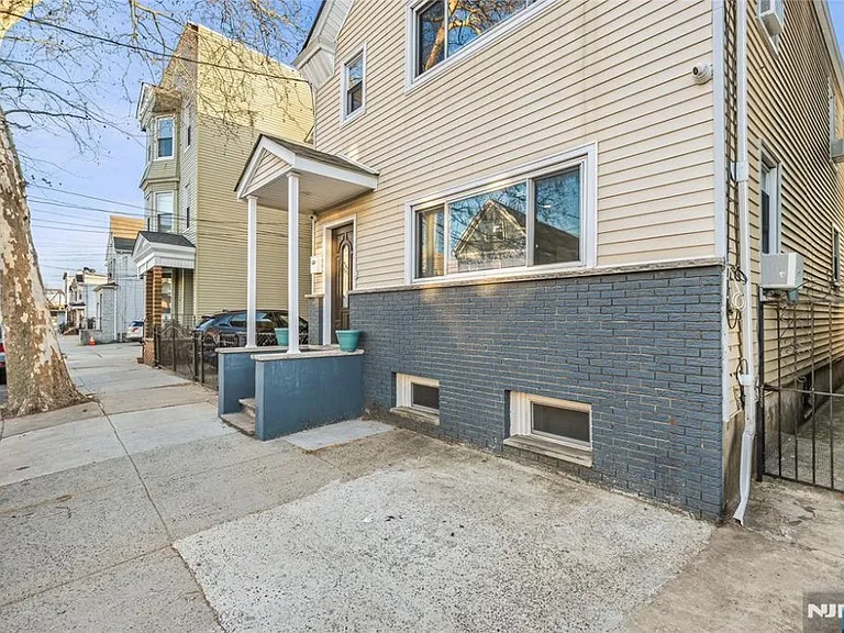 133 Brill St — Photo 16