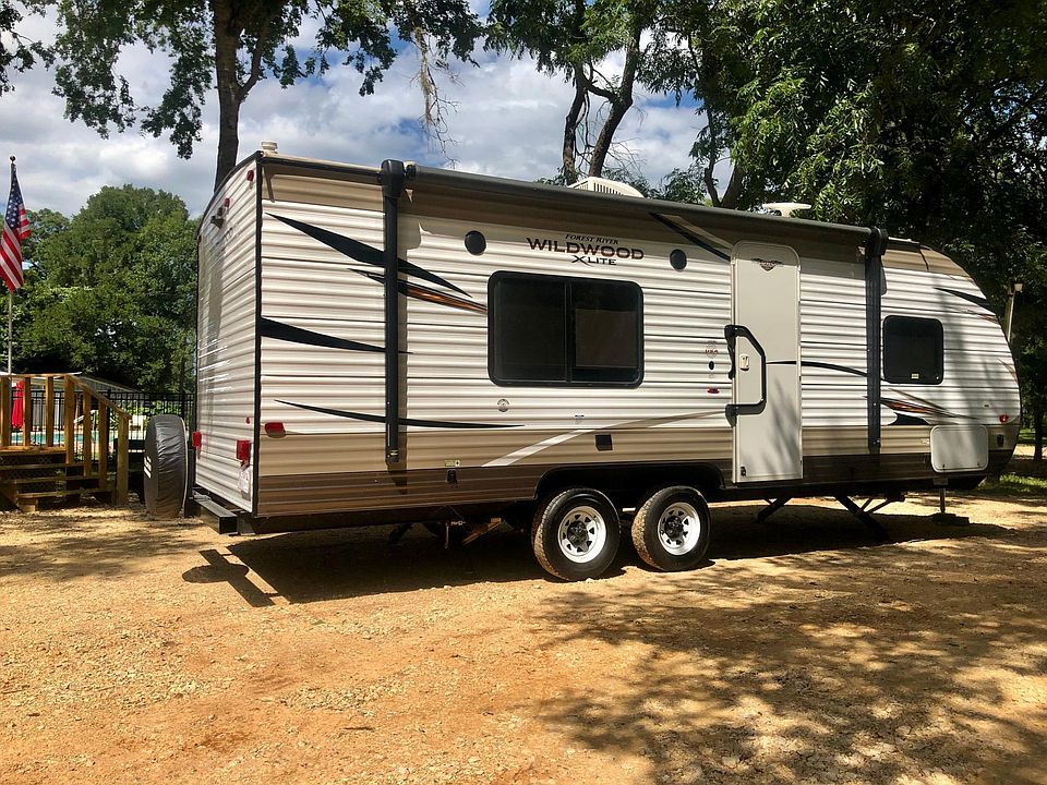 Camper with 1 full bed and two twin beds