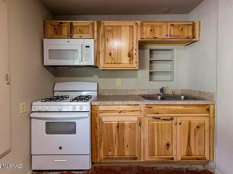 2110 E Water St — Photo 4