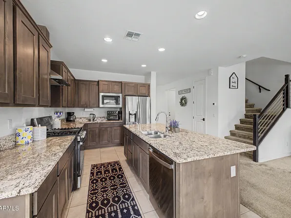 821 E SILVER FOX Way, Phoenix, AZ 85048