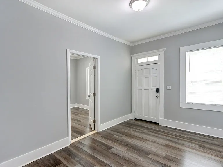 720 W Victory Dr — Photo 4