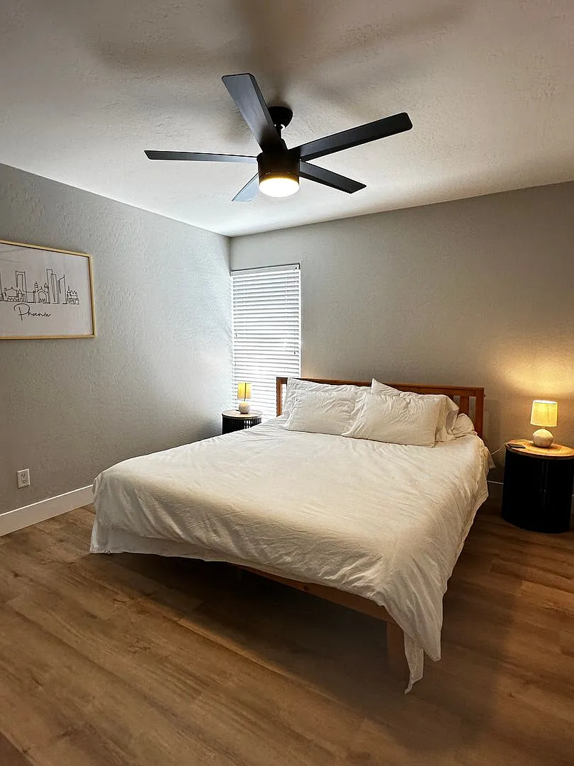 Fully Furnished 1 Bedroom 1 Bathroom Condo Updated Heart Of The Valley — Photo 1
