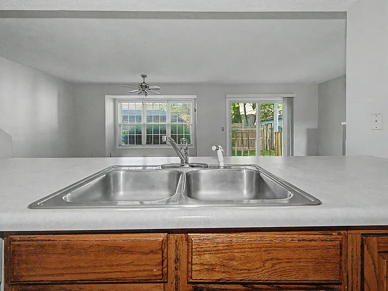 1004 Doral Dr — Photo 3