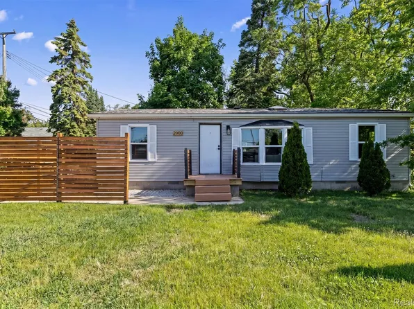 2900 Hensman St, Keego Harbor, MI 48320