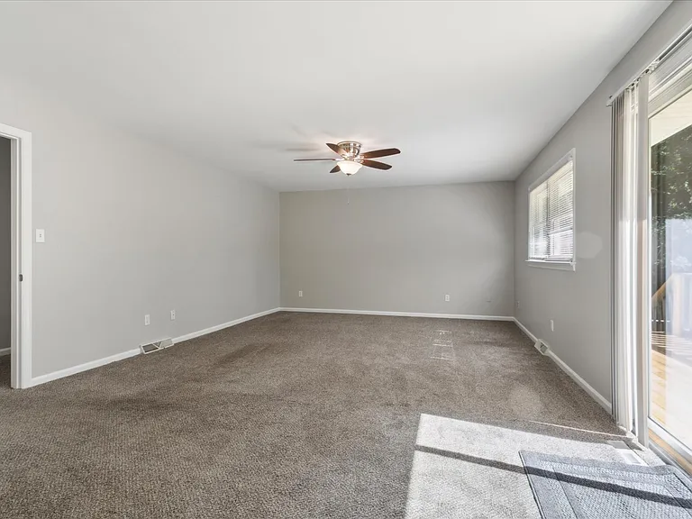 112 Leslie Dr — Photo 41