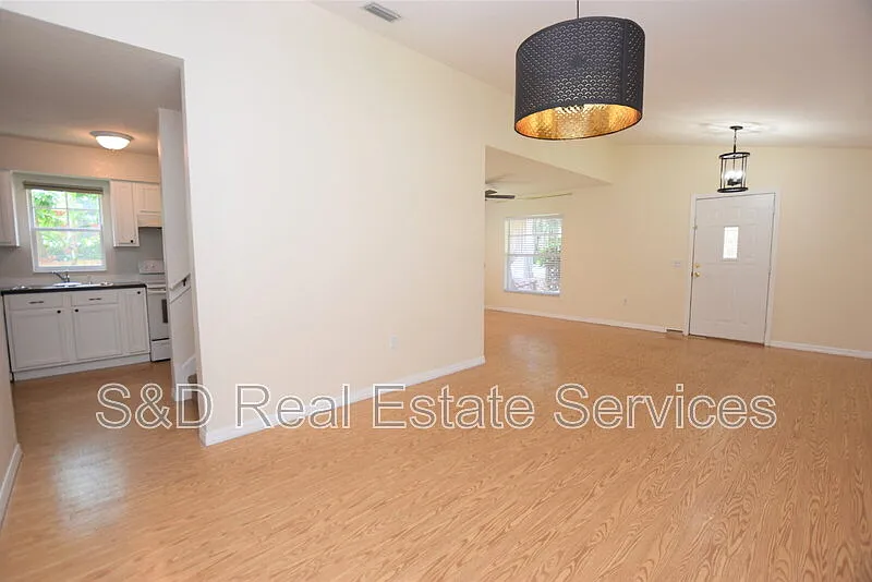 3 bed, 2.0 bath, 1428 sqft, $1,960 — Photo 4