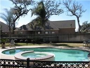 56 English Oak Ct, Lake Jackson, TX, 77566