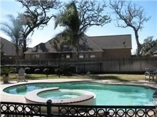 56 English Oak Ct, Lake Jackson, TX 77566