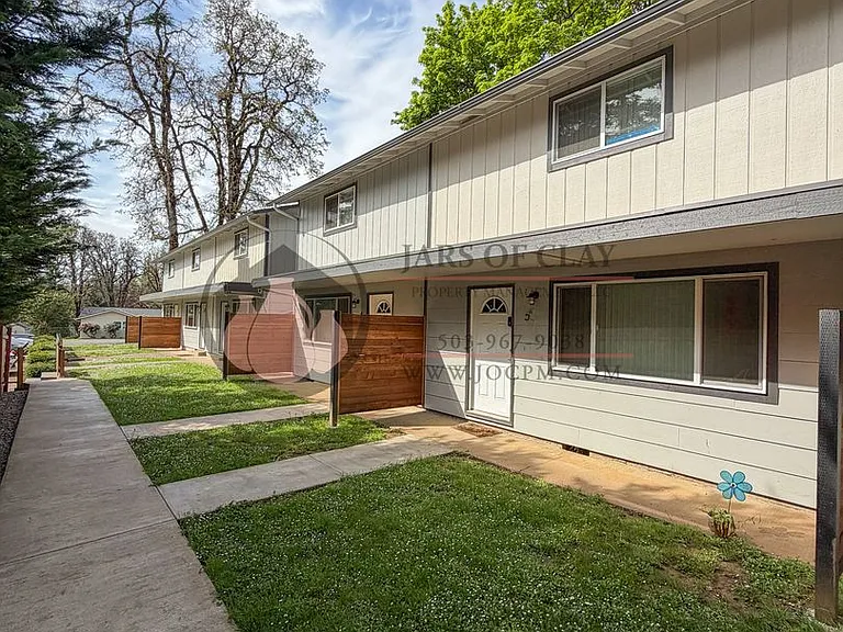 350 NW Willamina Dr — Photo 3