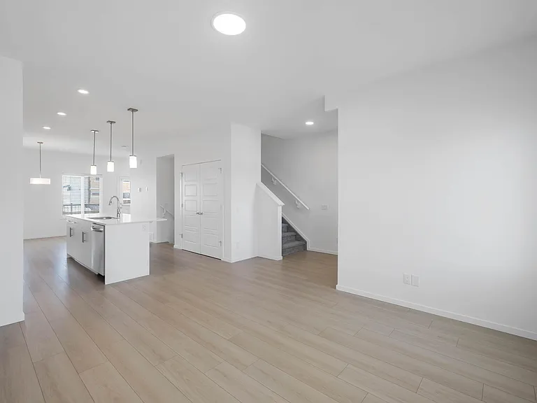 5243 21a Ave SW — Photo 24