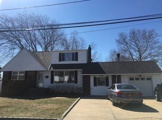 325 43rd St, Lindenhurst, NY