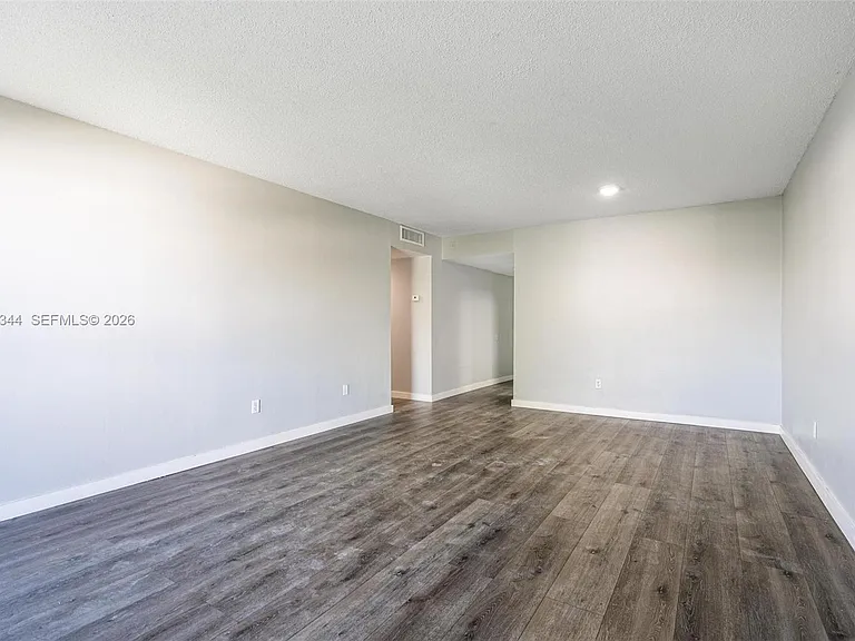 15205 NE 6th Ave #D305 — Photo 1