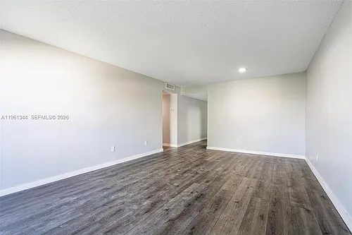 15205 NE 6th Ave Photo 1