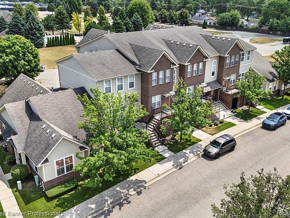 4th image of 1385 Parkcrest Dr
