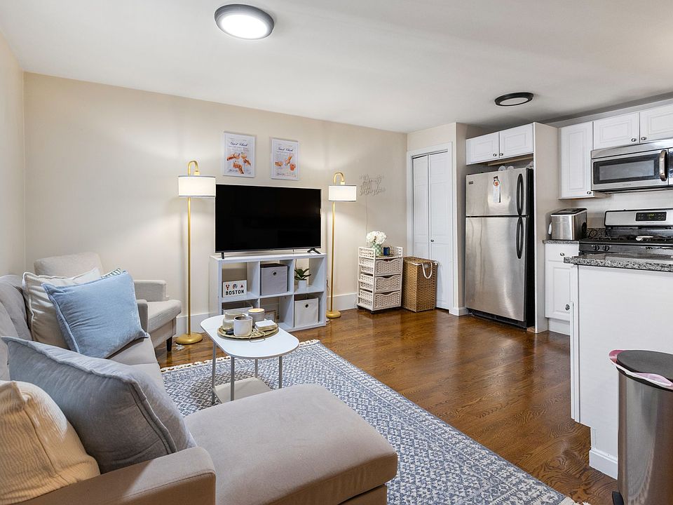 1st image of 160 Bolton St APT 3