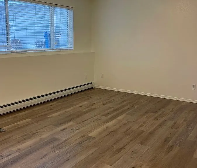594 W Shore Dr — Photo 3