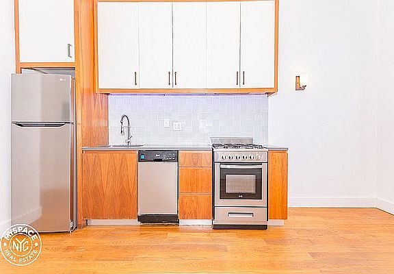 3rd image of 943 Willoughby Ave #103