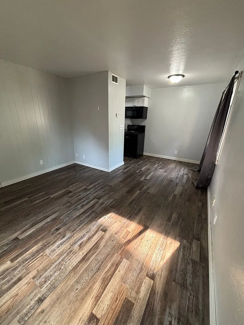 918 Denton St — Photo 1