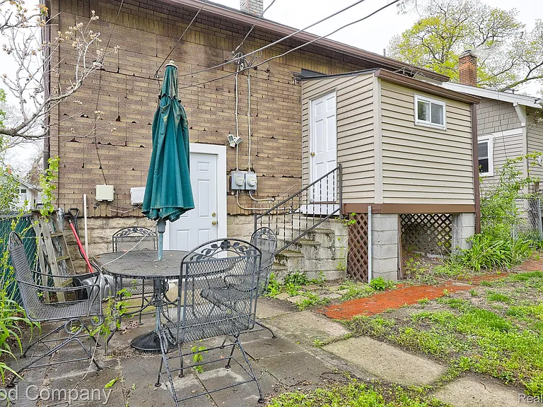 245 W Webster Ave — Photo 2