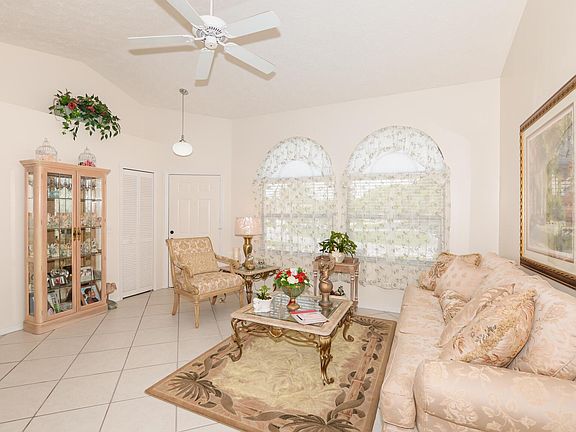 4th image of 312 SE Starflower Ave
