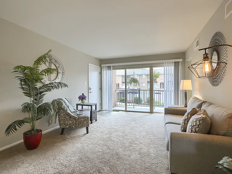 Delbrook Manor Apartments — Photo 6