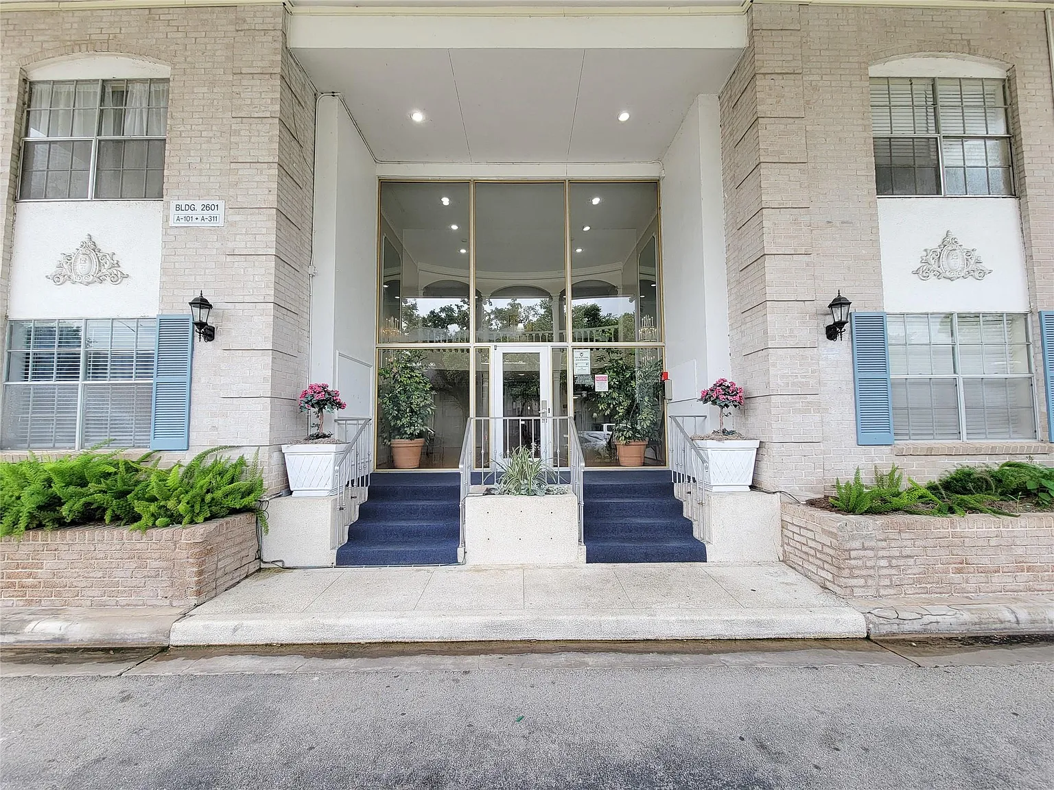 3 bed, 2.0 bath, 1287 sqft, $1,700 — Photo 2