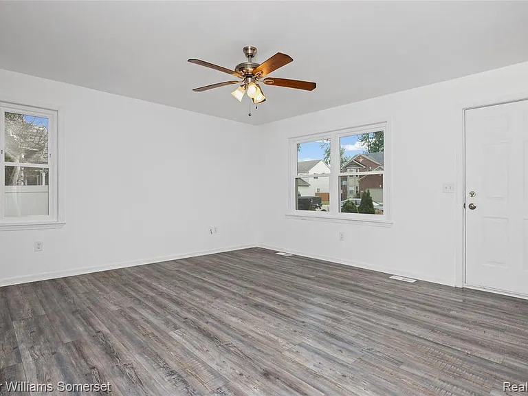 90 Tacoma Dr — Photo 8