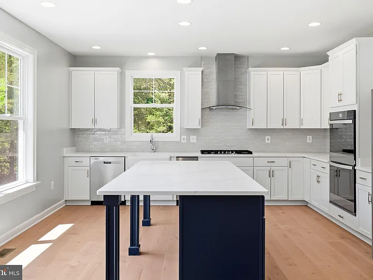301 Kingdom Dr — Photo 36